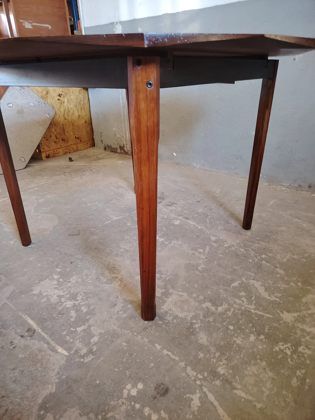 Round dining table, 60s 14