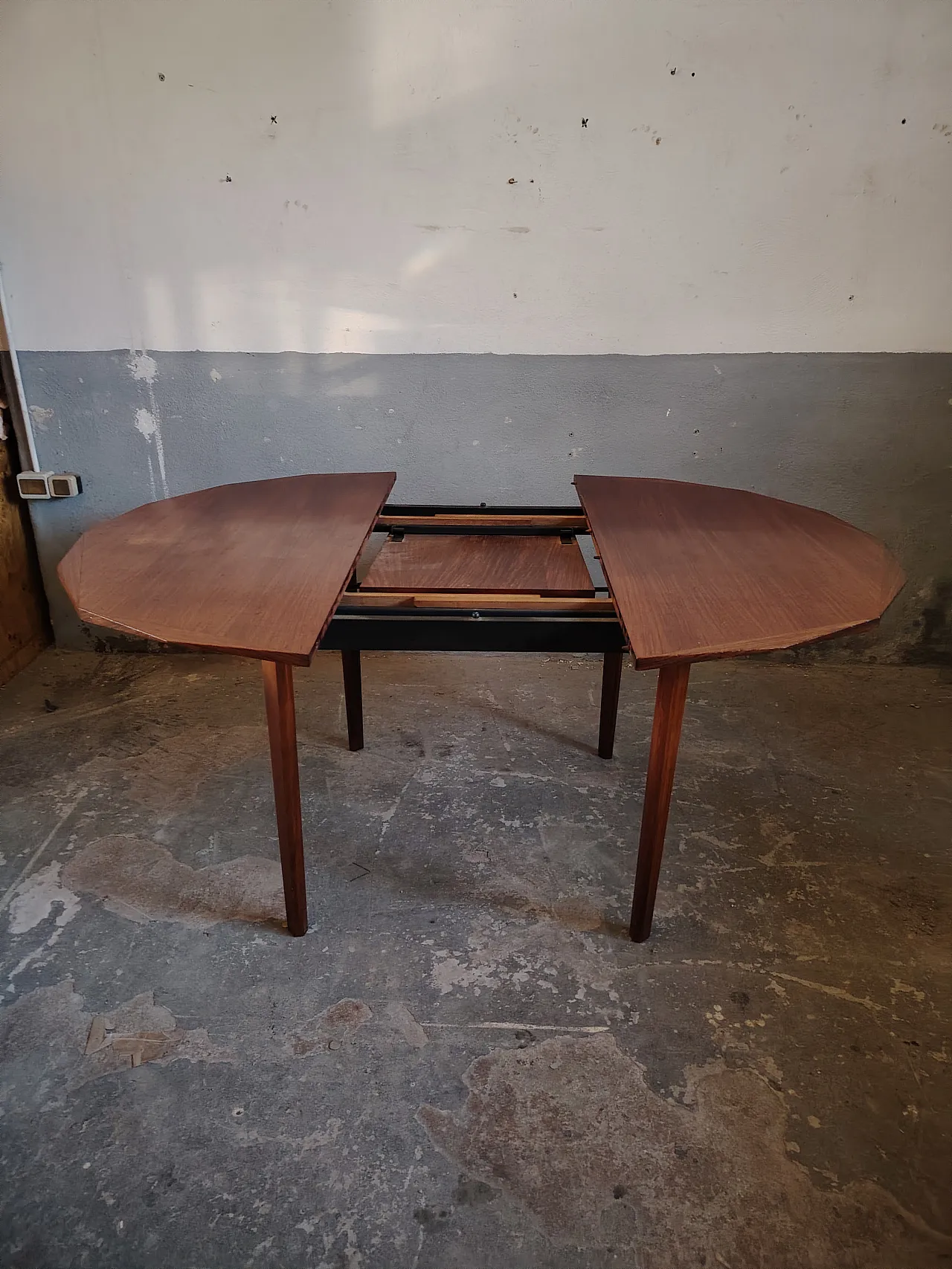 Round dining table, 60s 15