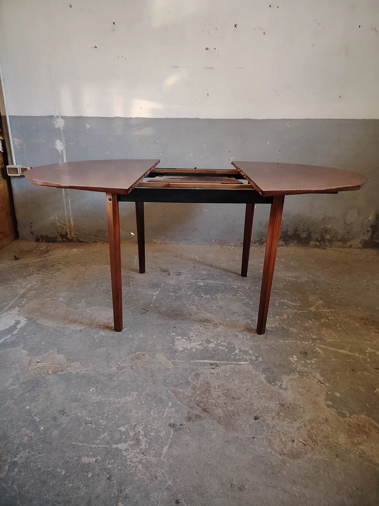 Round dining table, 60s 16