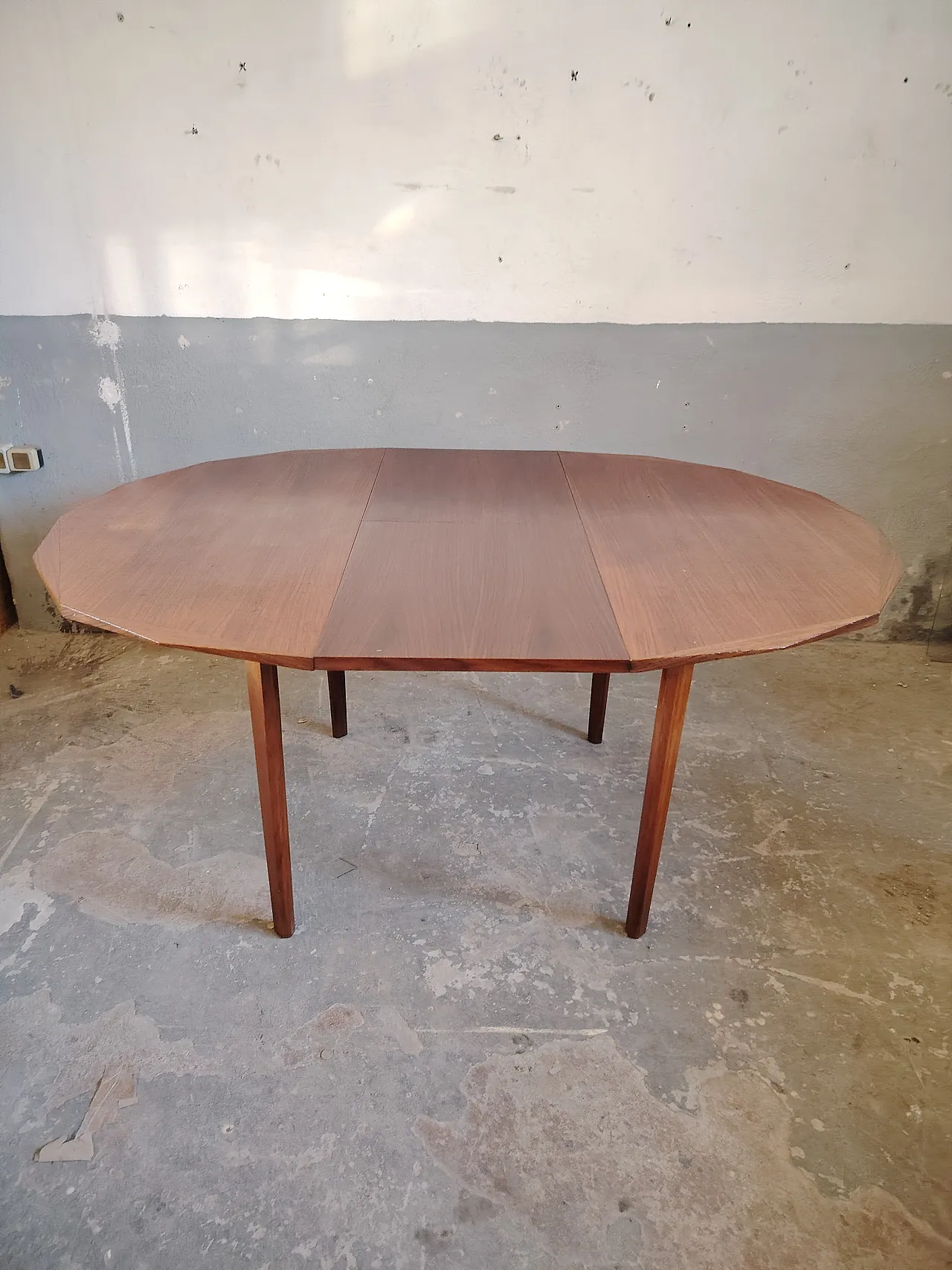 Round dining table, 60s 18