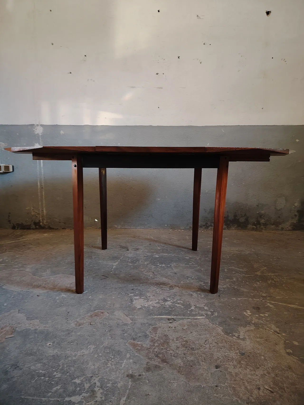 Round dining table, 60s 19