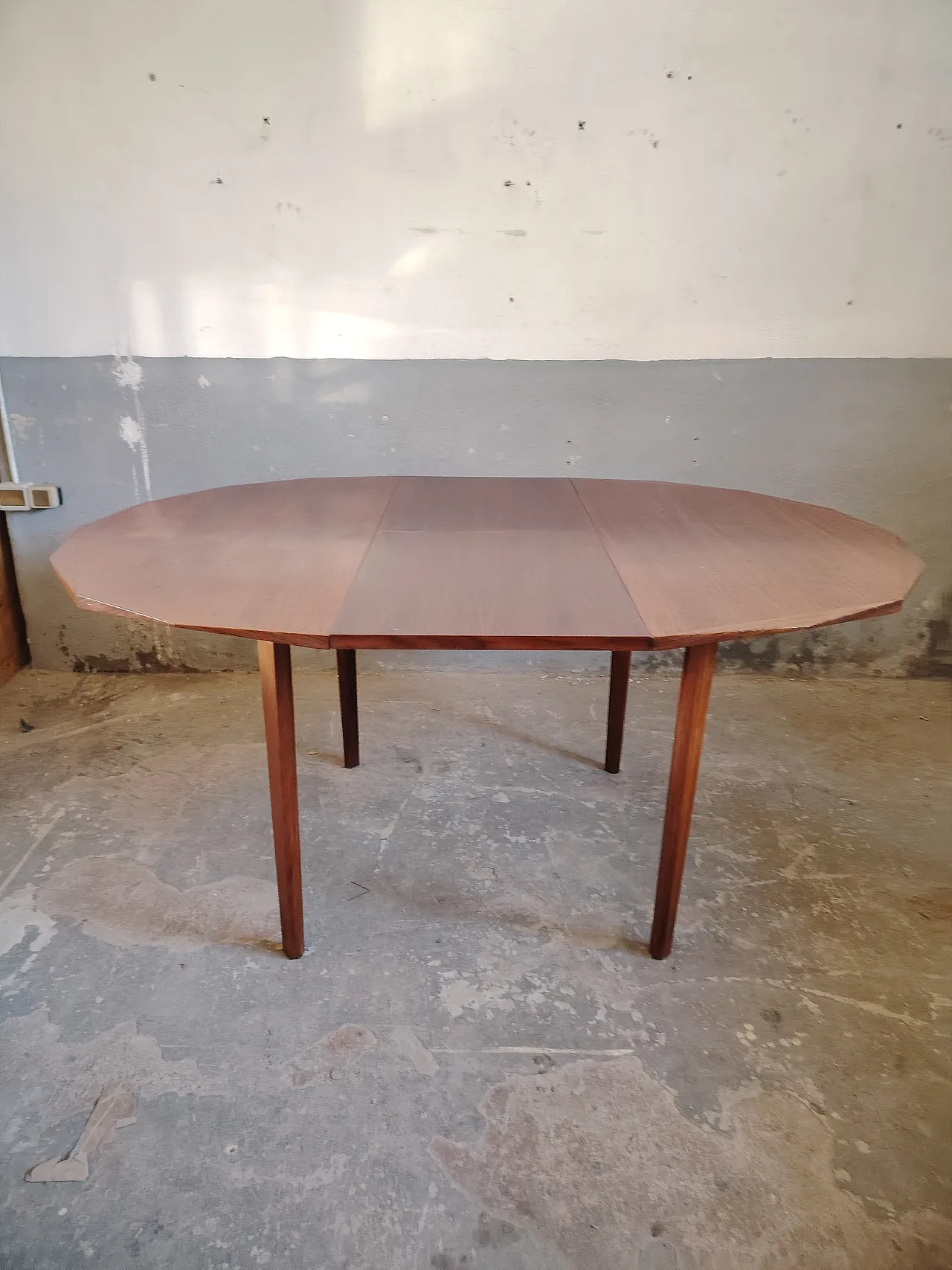 Round dining table, 60s 20