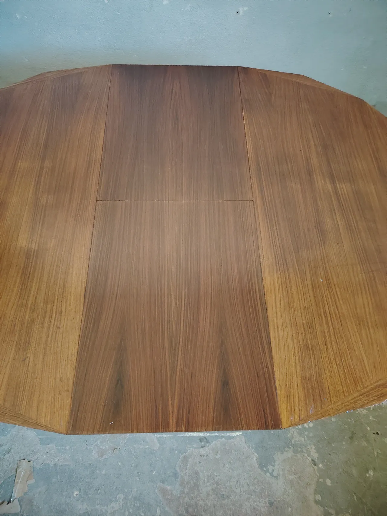 Round dining table, 60s 21