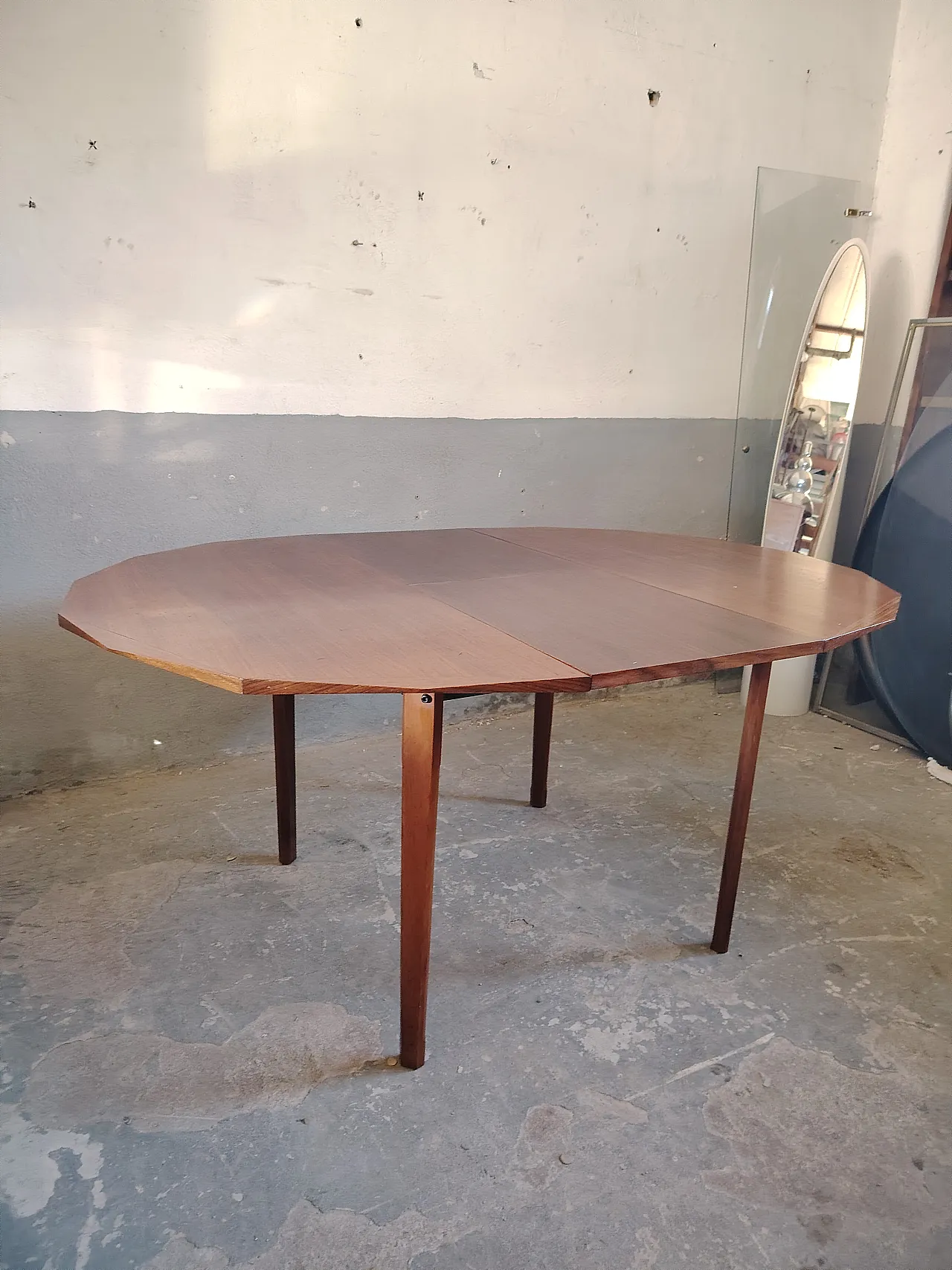 Round dining table, 60s 24