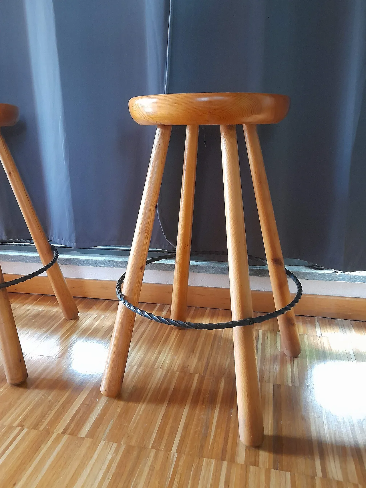 Pair of solid wood stools in the style of Charlotte Perriand, 70s 7