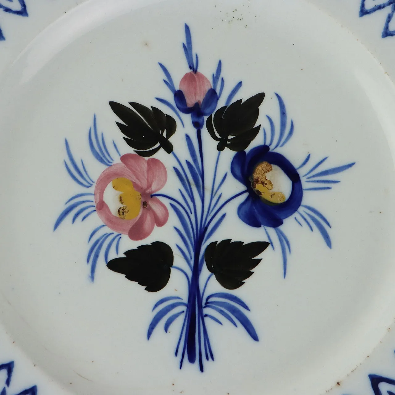 Piatto in ceramica con mazzo di fiori di Mondovì, fine '800 3