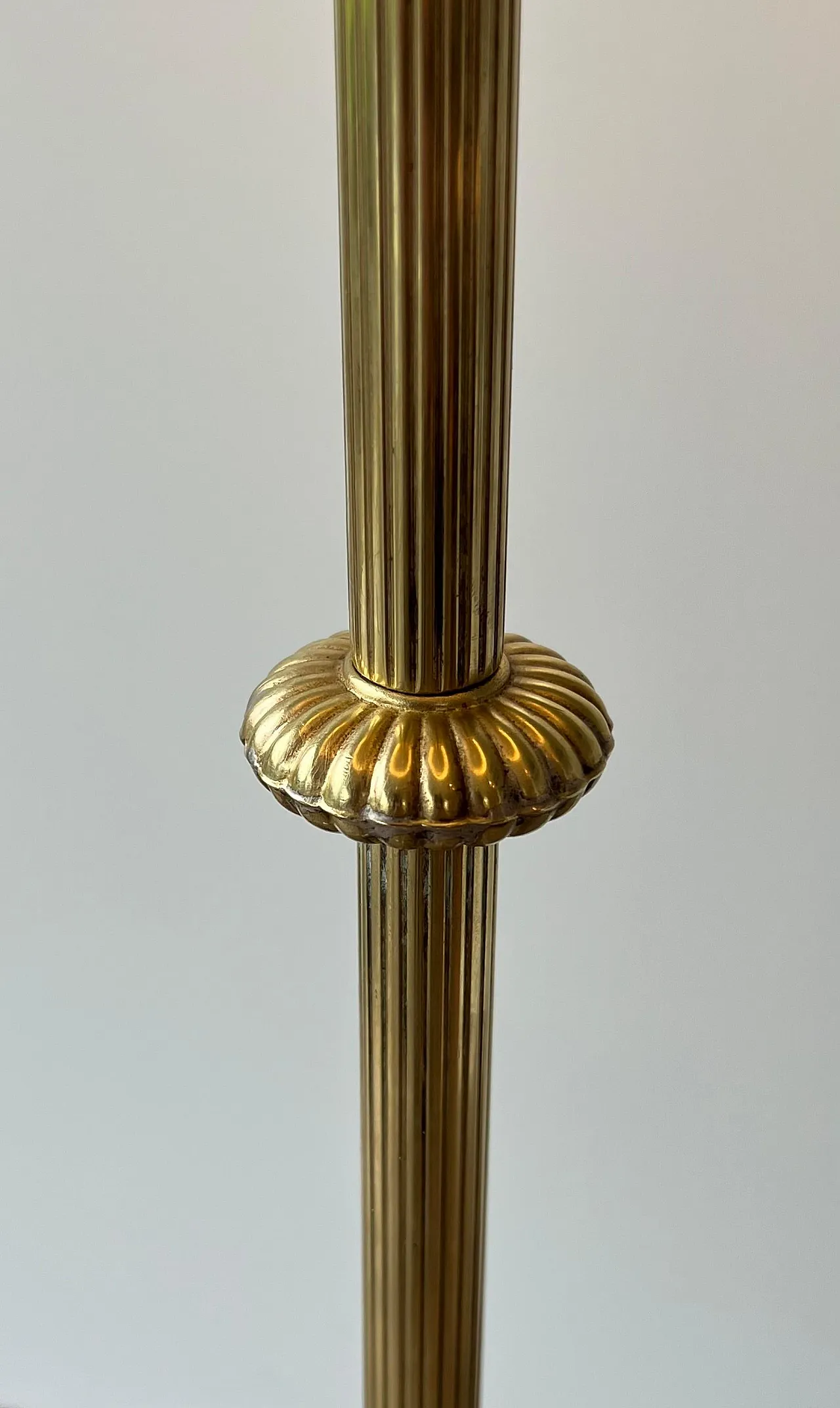 Lampada da terra in ottone in stile neoclassico, anni '40 7