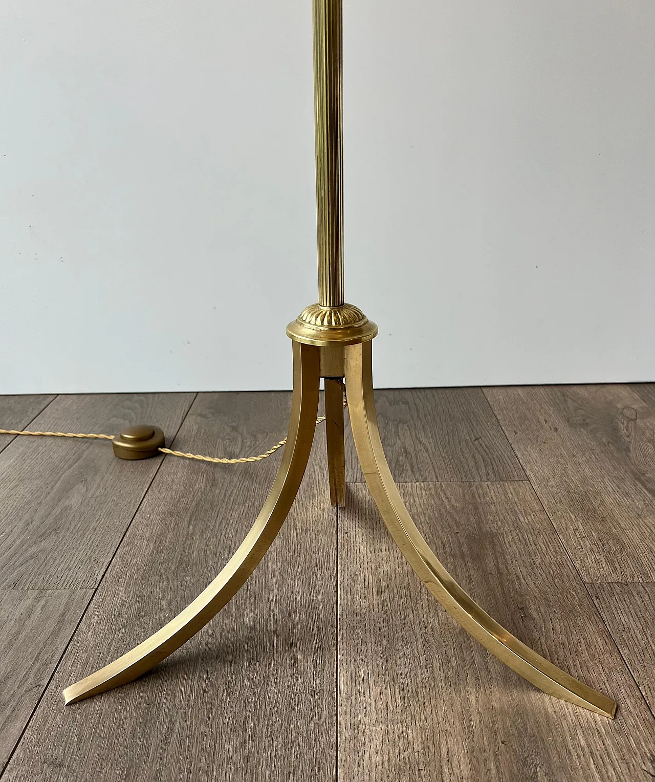 Lampada da terra in ottone in stile neoclassico, anni '40 10