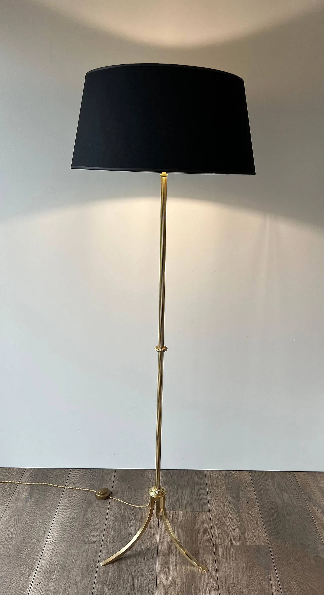 Lampada da terra in ottone in stile neoclassico, anni '40 11