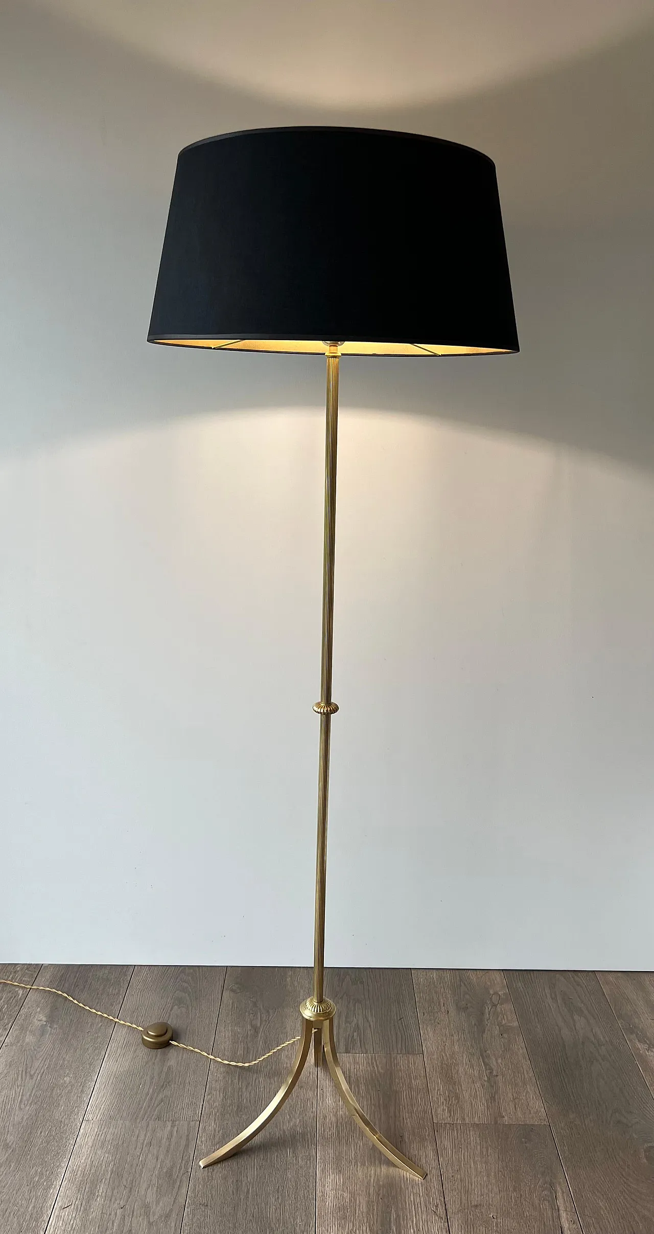 Lampada da terra in ottone in stile neoclassico, anni '40 12