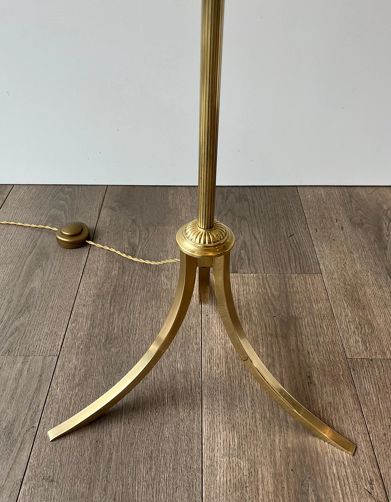 Lampada da terra in ottone in stile neoclassico, anni '40 14