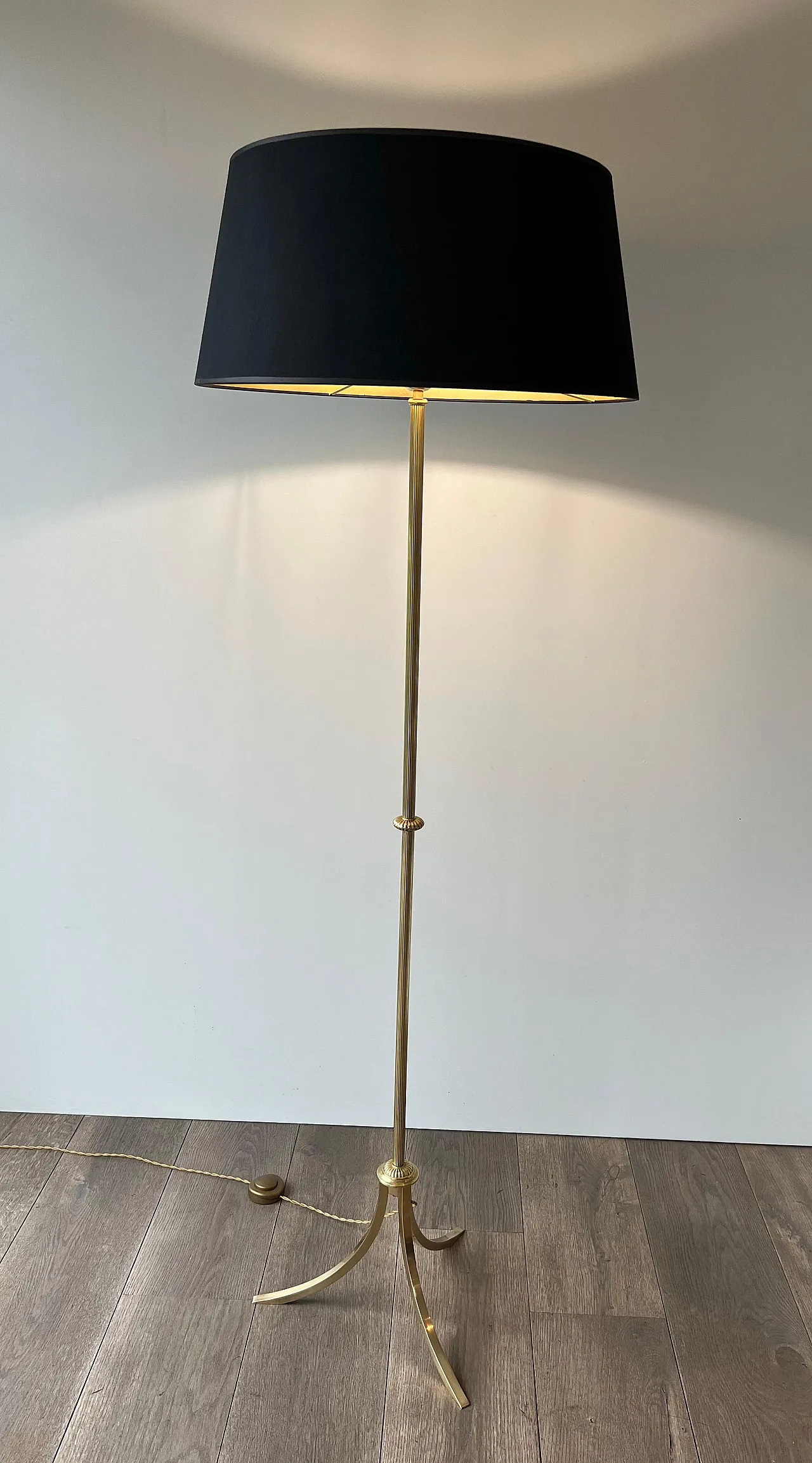 Lampada da terra in ottone in stile neoclassico, anni '40 17