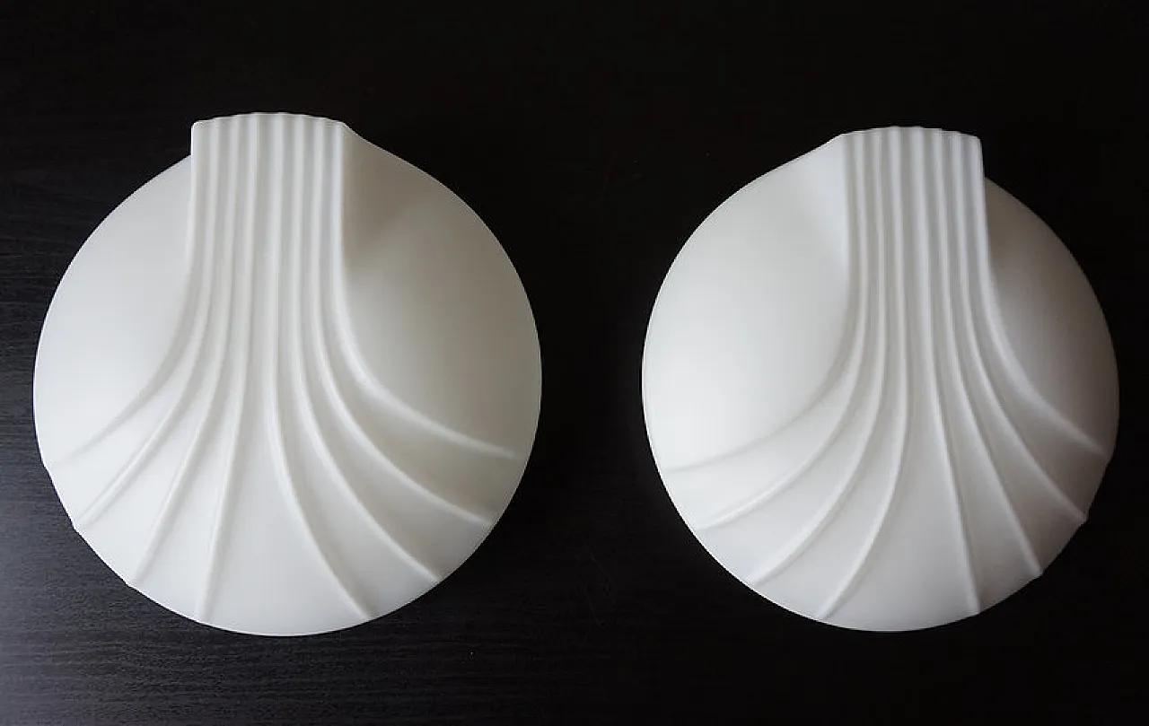 Pair of shell-shaped opaline glass wall lights, 1960s 4