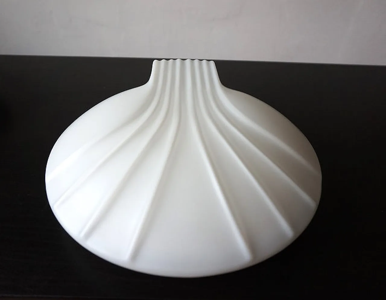 Pair of shell-shaped opaline glass wall lights, 1960s 5