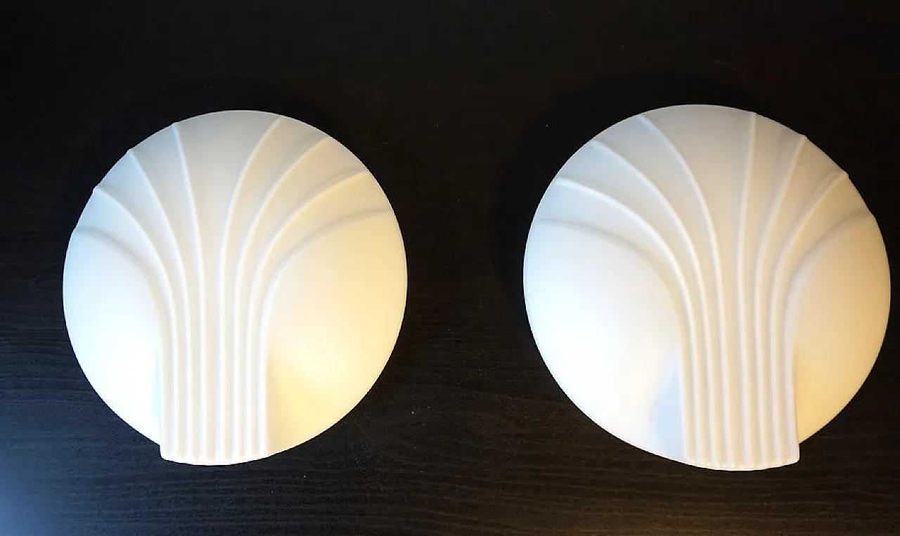 Pair of shell-shaped opaline glass wall lights, 1960s 7