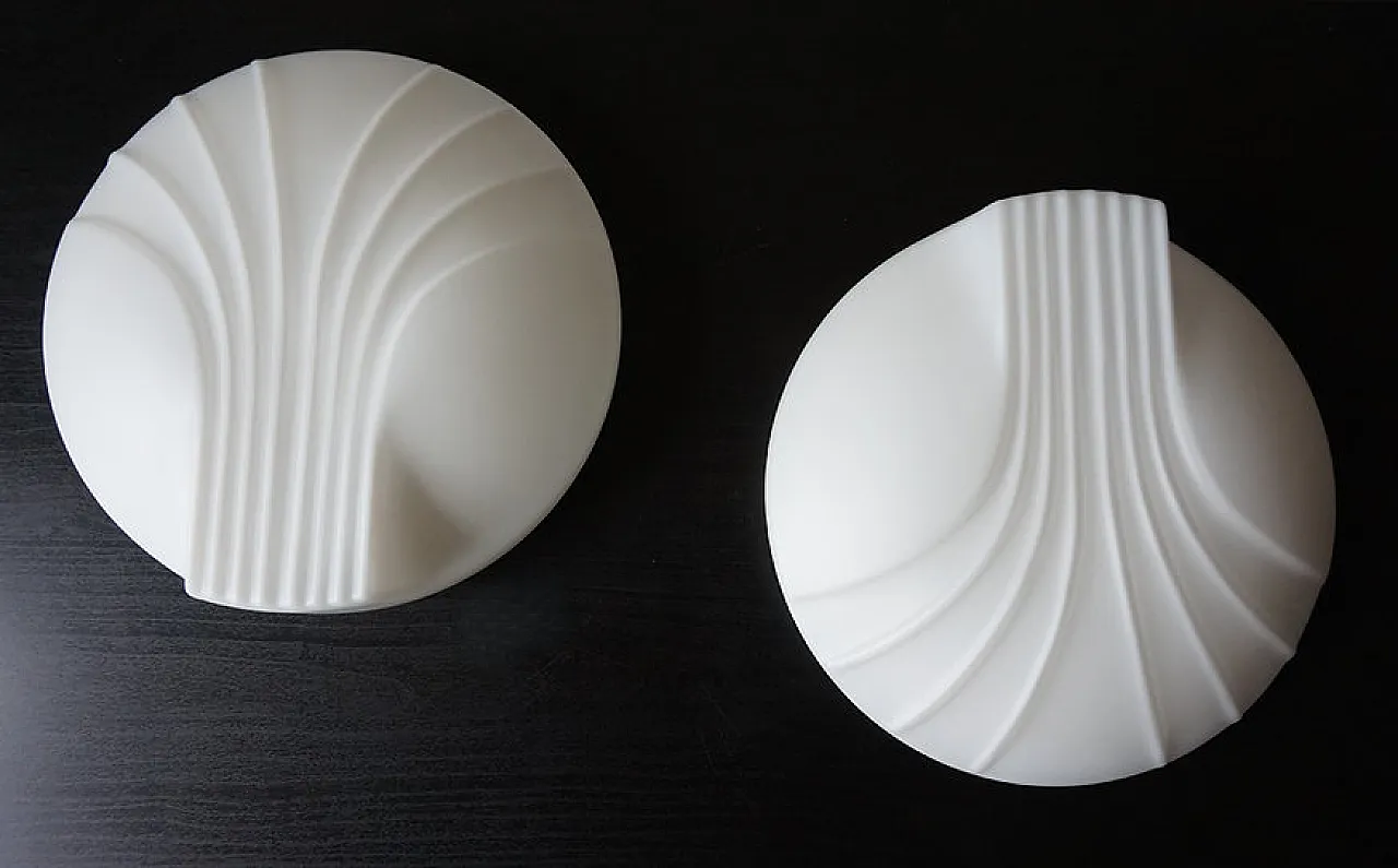 Pair of shell-shaped opaline glass wall lights, 1960s 8