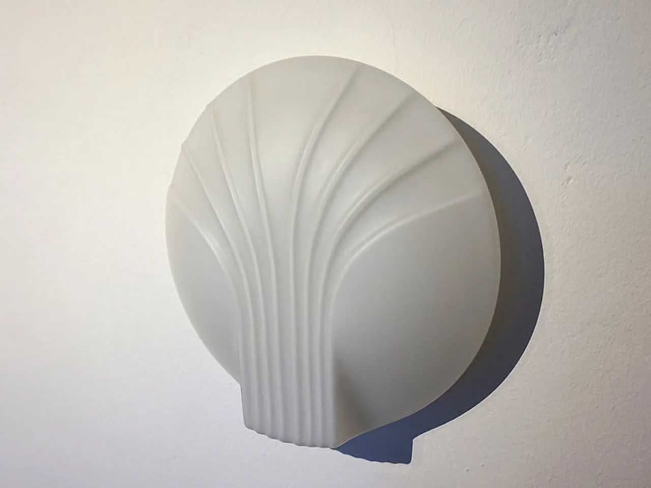 Pair of shell-shaped opaline glass wall lights, 1960s 14