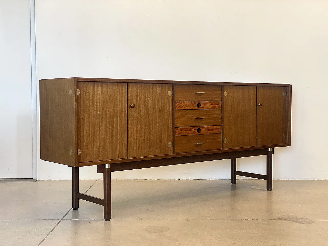 Credenza italiana in legno di teak anni 60 4