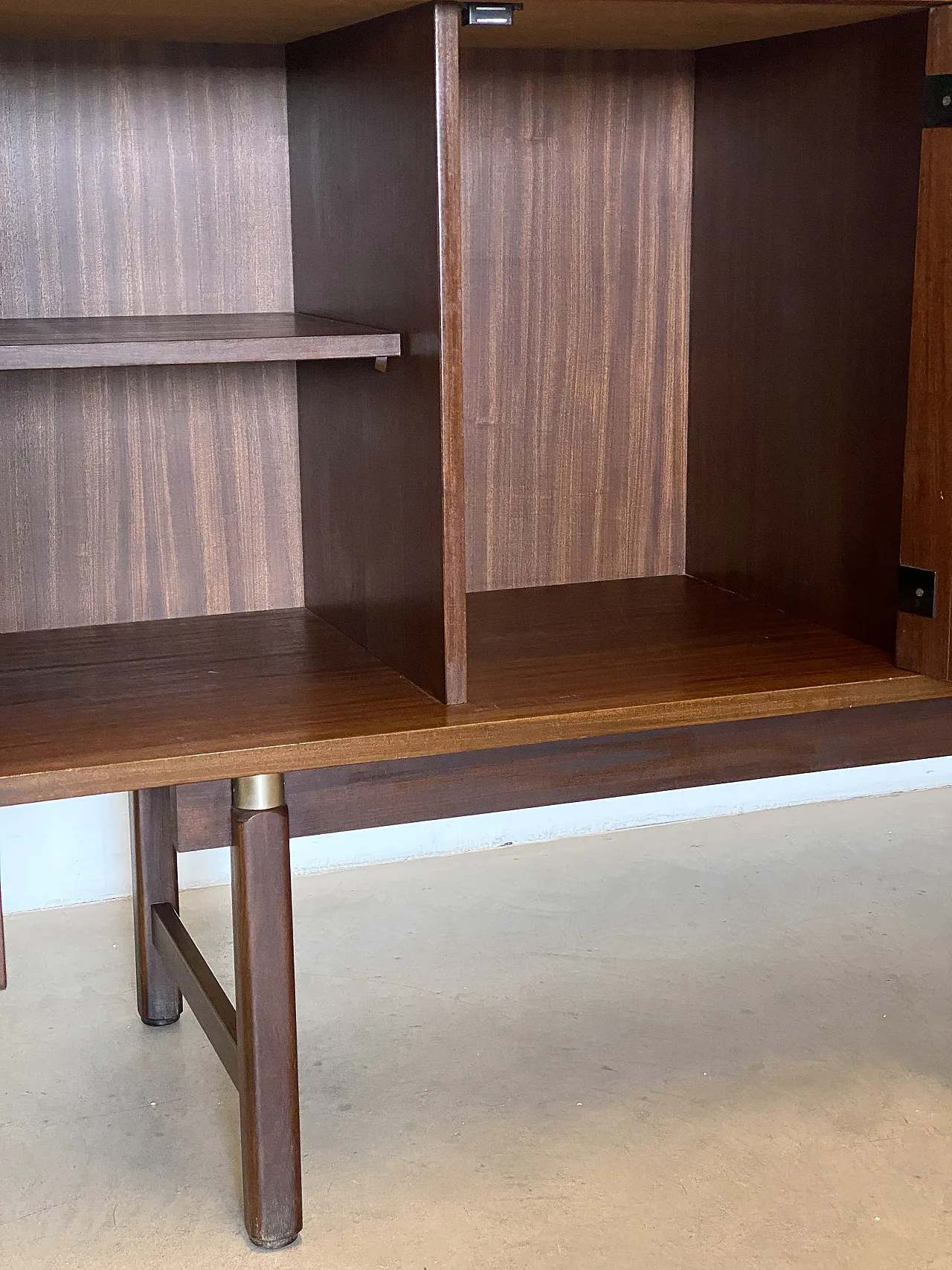 Credenza italiana in legno di teak anni 60 8