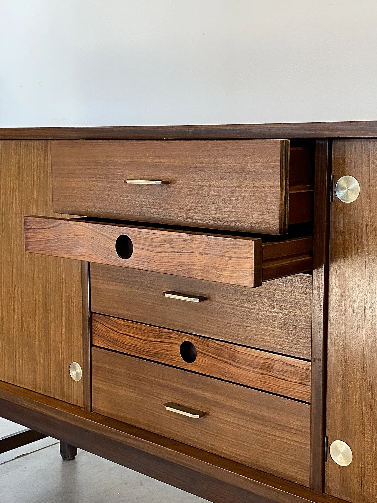 Credenza italiana in legno di teak anni 60 16