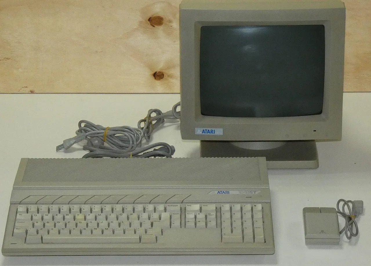 3 American Atari ST1040 Monochrome Monitor and Mouse, 1980s 25