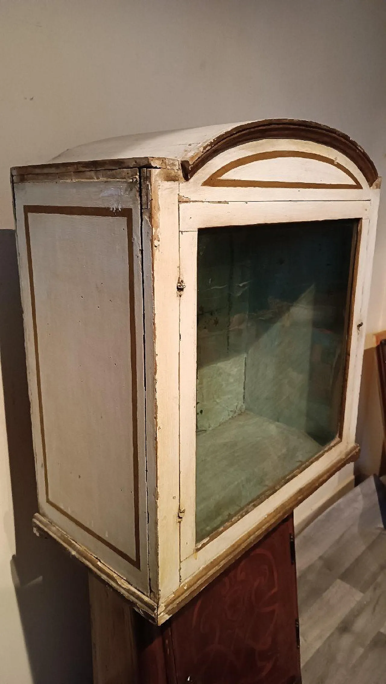 Lacquered and gilded wooden showcase, 18th century 1