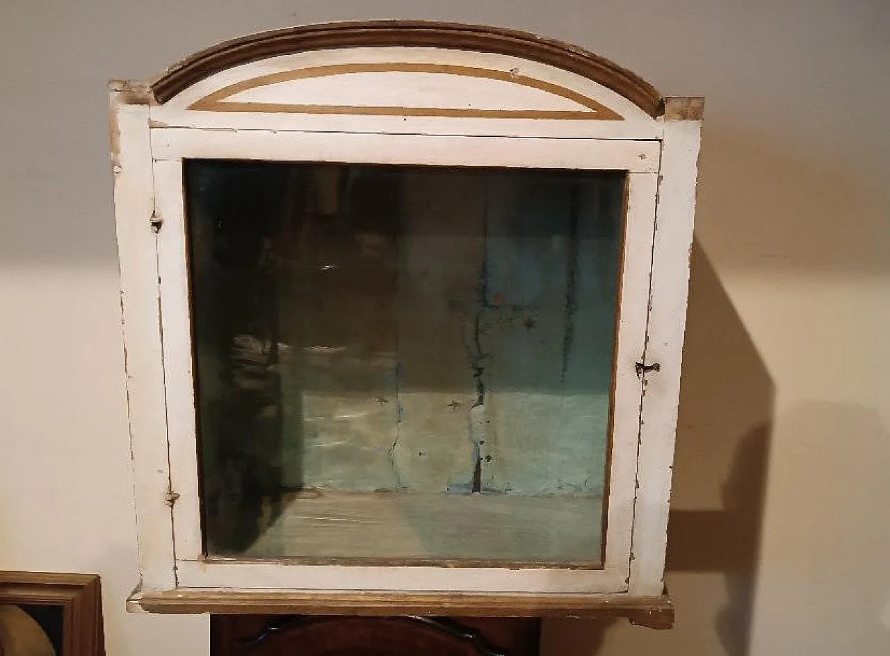 Lacquered and gilded wooden showcase, 18th century 2