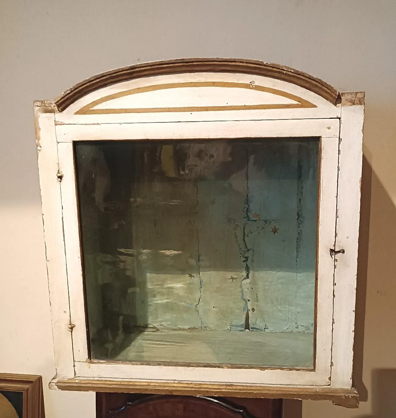 Lacquered and gilded wooden showcase, 18th century 10