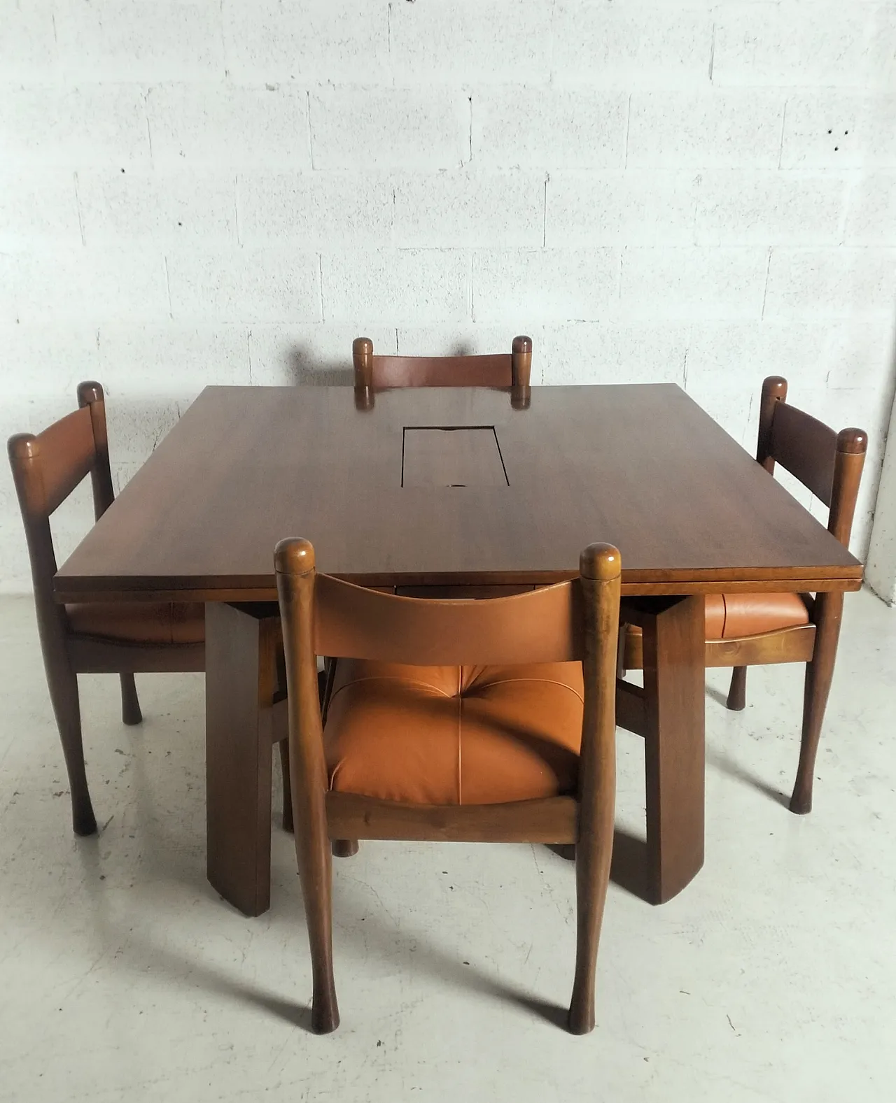 Extendable walnut dining table 612 mod. by Silvio Coppola for Bernini 3