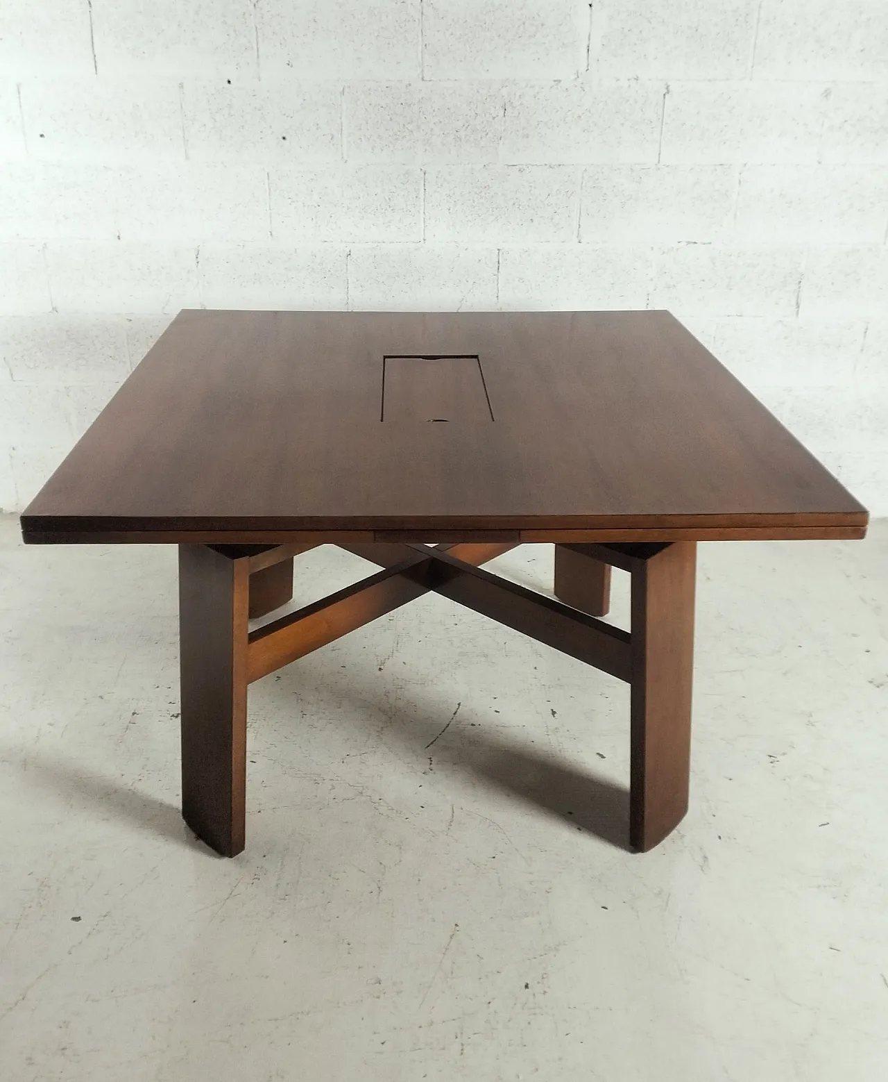 Extendable walnut dining table 612 mod. by Silvio Coppola for Bernini 4