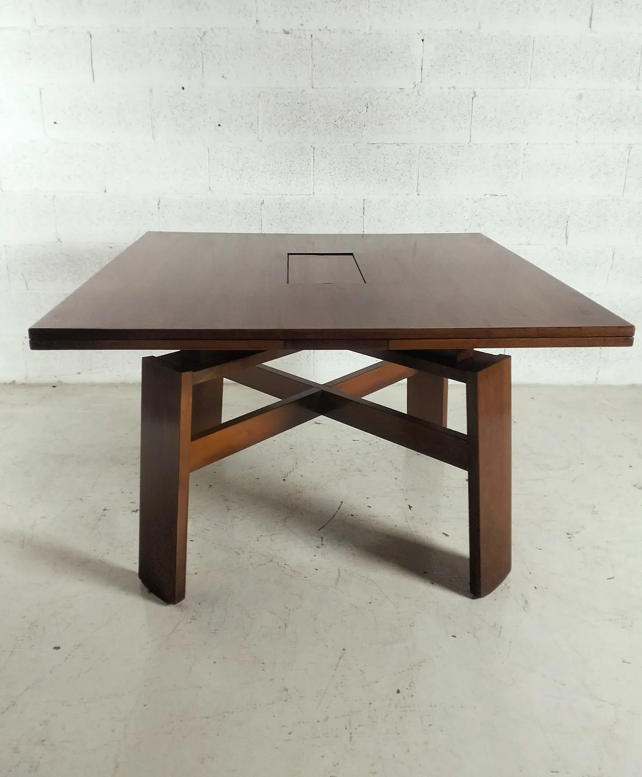 Extendable walnut dining table 612 mod. by Silvio Coppola for Bernini 5