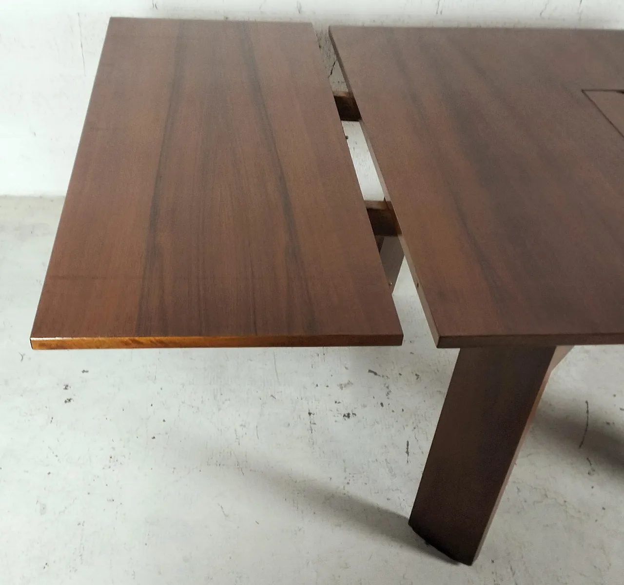 Extendable walnut dining table 612 mod. by Silvio Coppola for Bernini 10