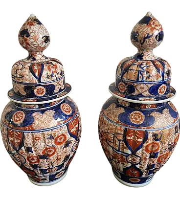 Pair of Imari ceramic potiches with red and blue flowers, 19th century