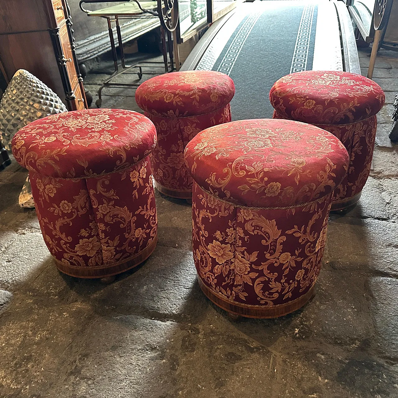 4 Louis Philippe sicilian poufs, 19th century 5