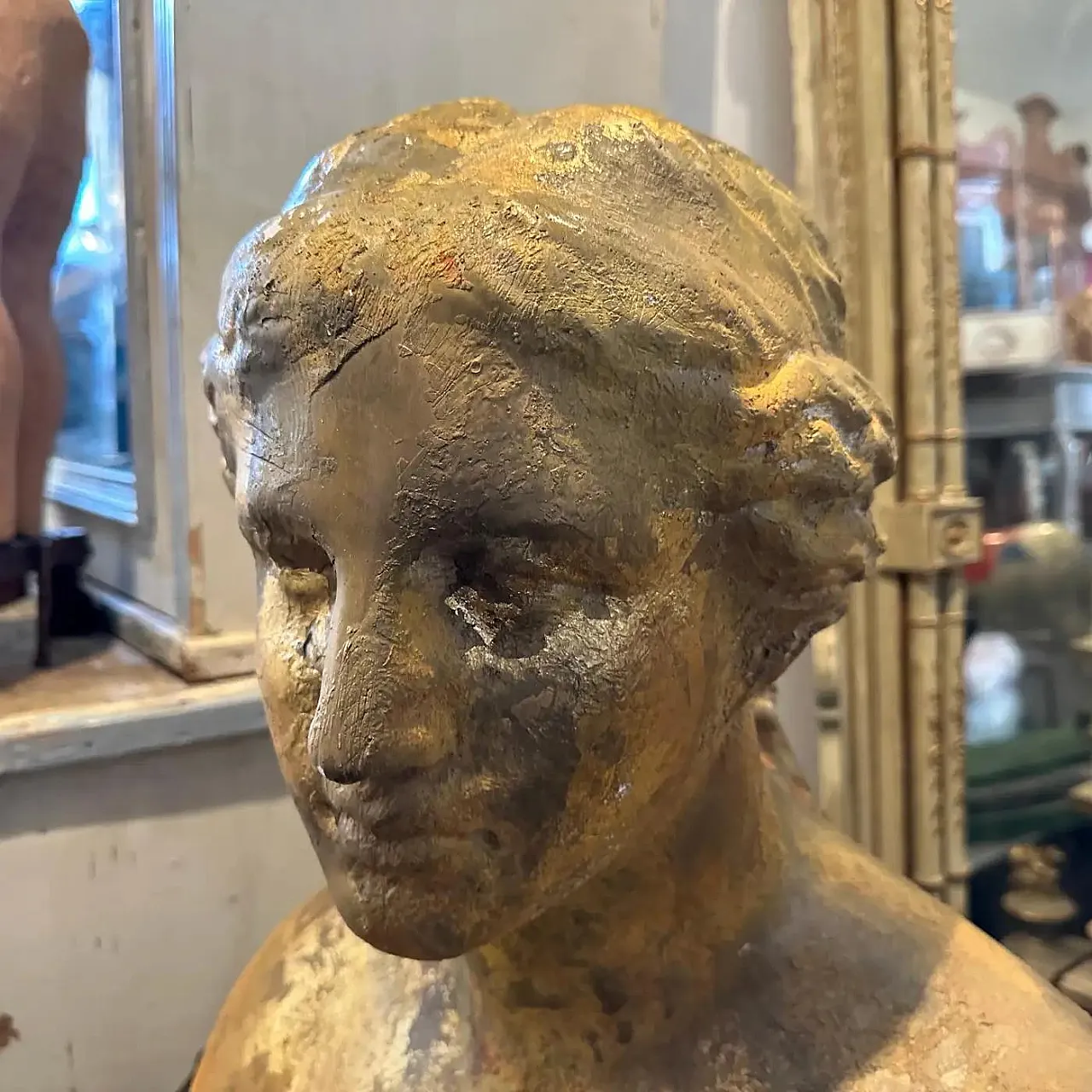 Busto siciliano in gesso dorato di Venere di Milo, anni '50 8