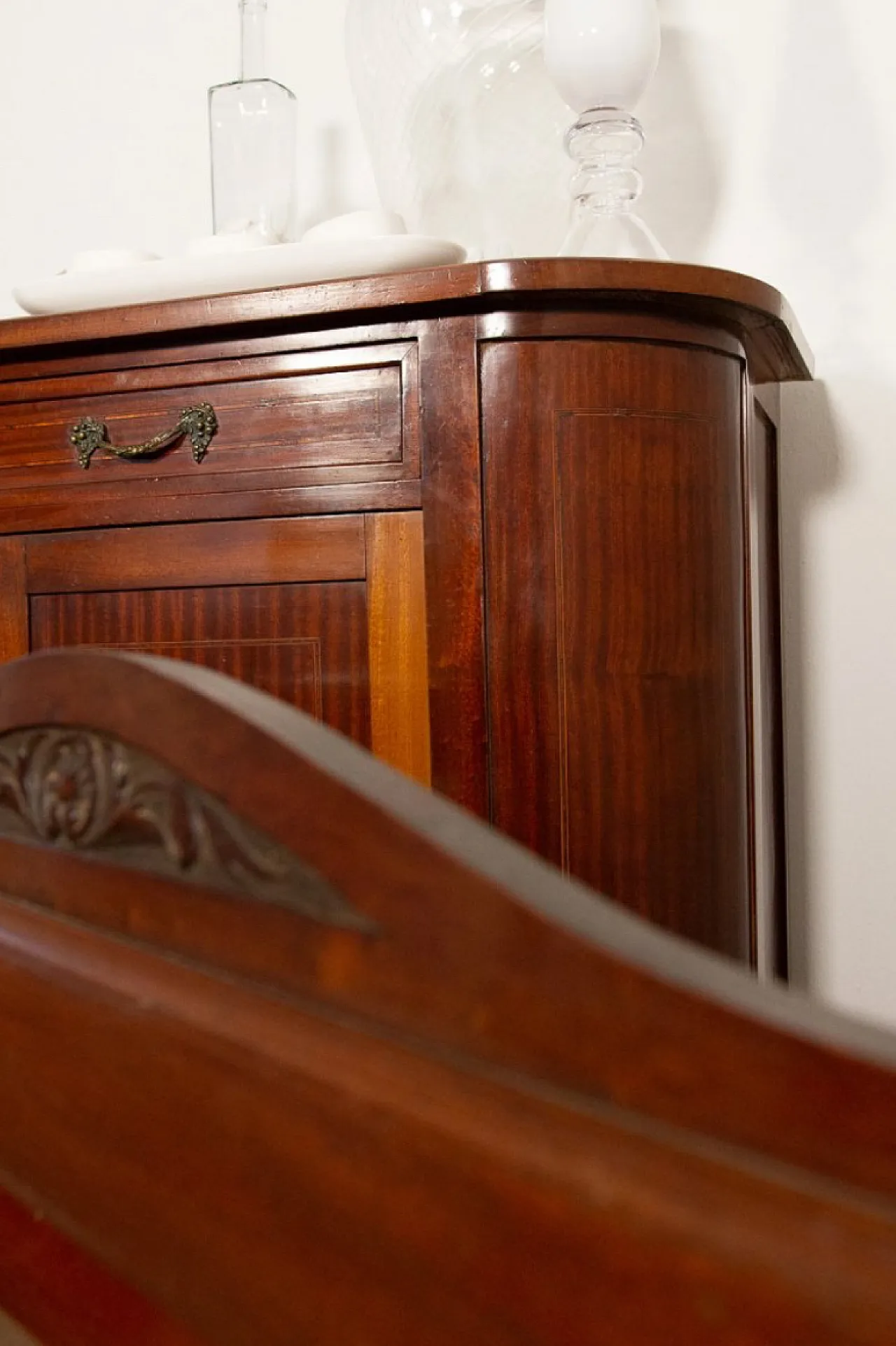 Credenza Liberty in noce impiallacciato con specchio, anni ‘30 1