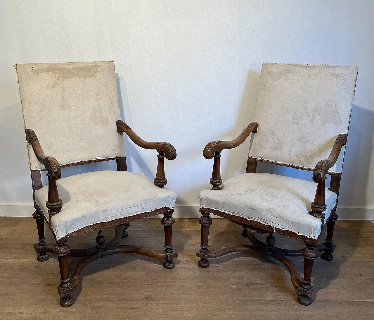 Pair of high-backed armchairs Louis XIII style in walnut, 19th century 20