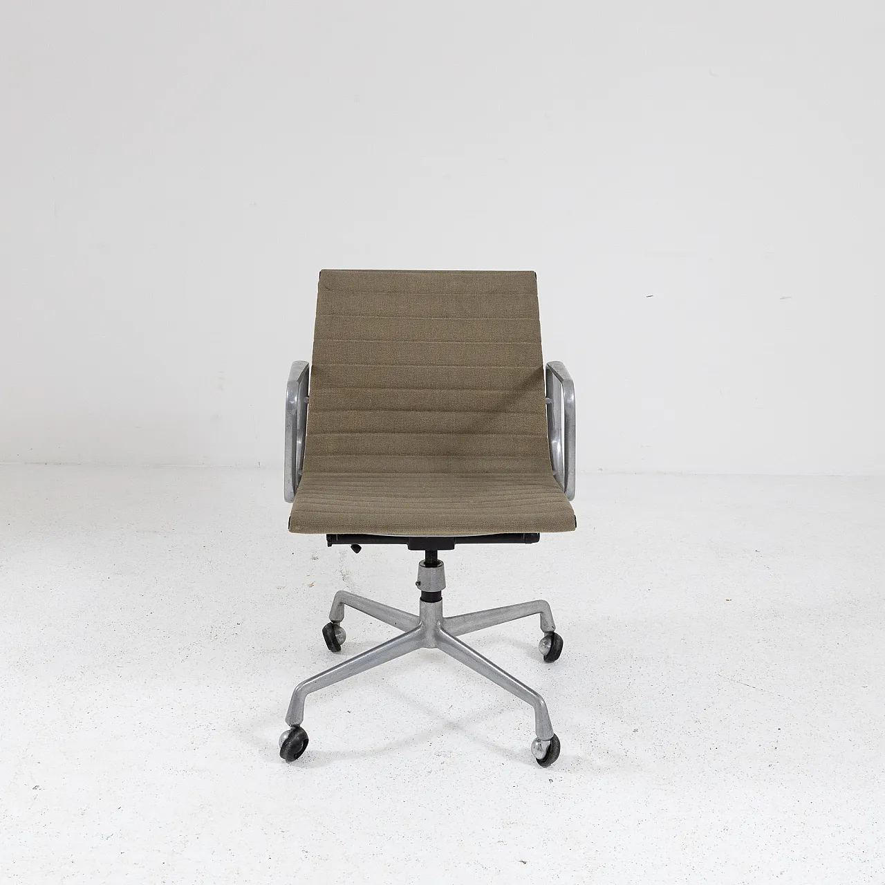 Aluminum armchair by C. & R. Eames for Ring Mobelfabrikk, 1970s 1