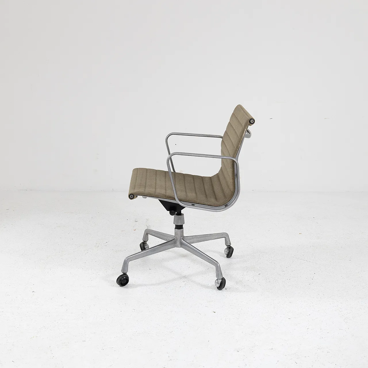 Aluminum armchair by C. & R. Eames for Ring Mobelfabrikk, 1970s 3