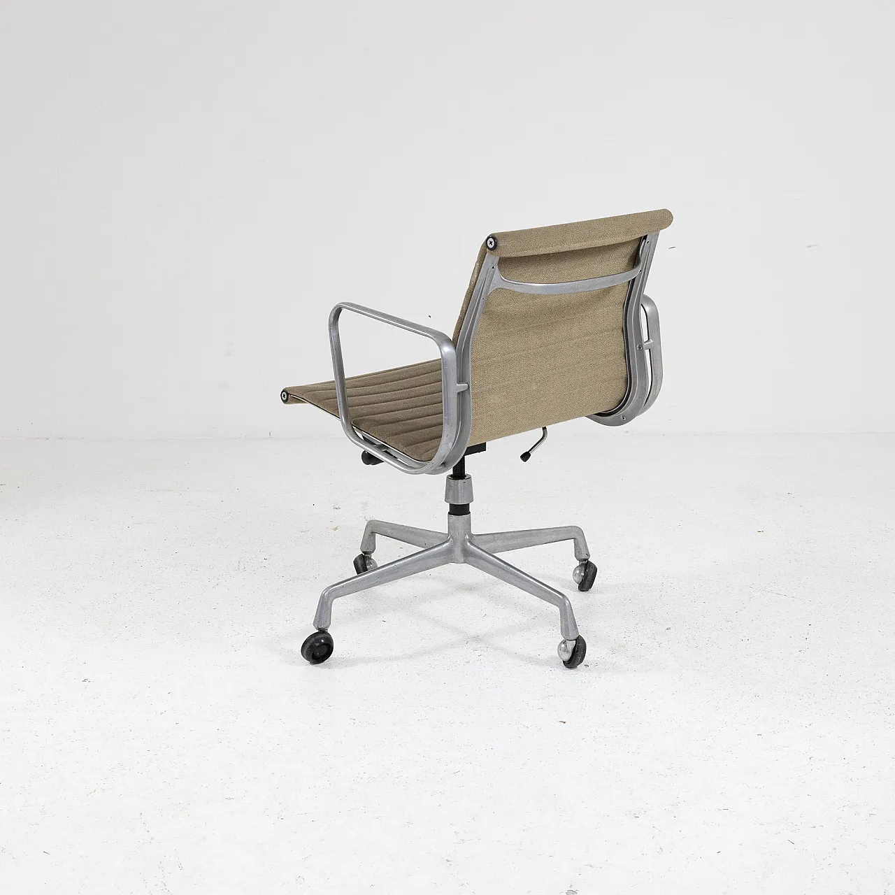 Aluminum armchair by C. & R. Eames for Ring Mobelfabrikk, 1970s 4