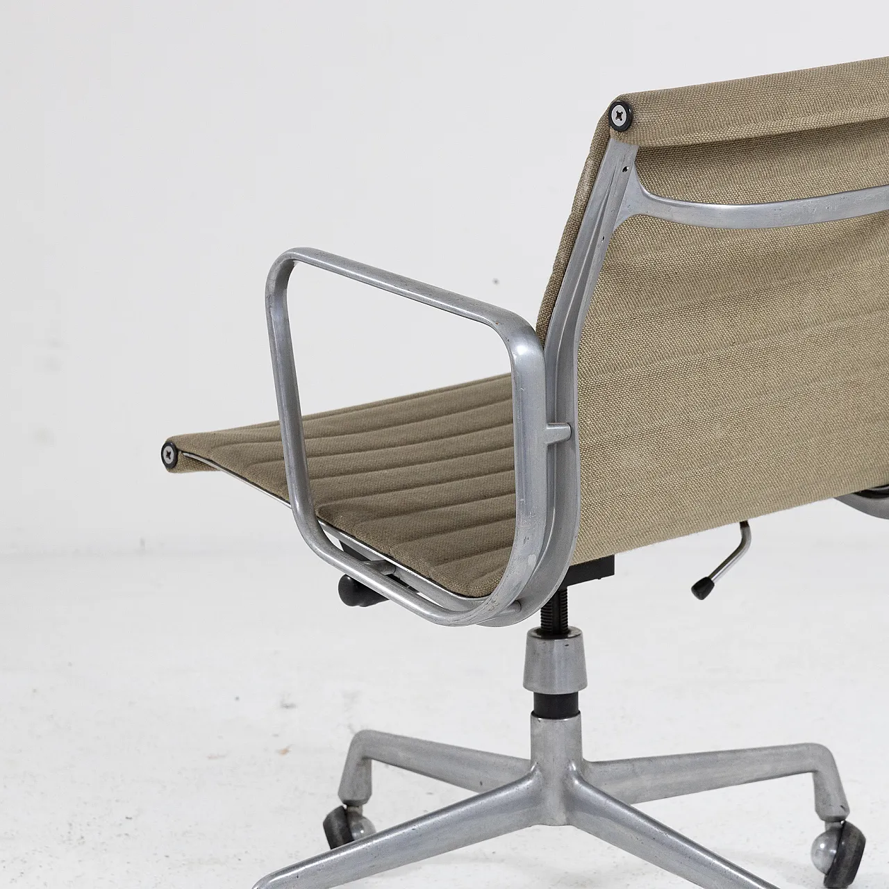 Aluminum armchair by C. & R. Eames for Ring Mobelfabrikk, 1970s 5