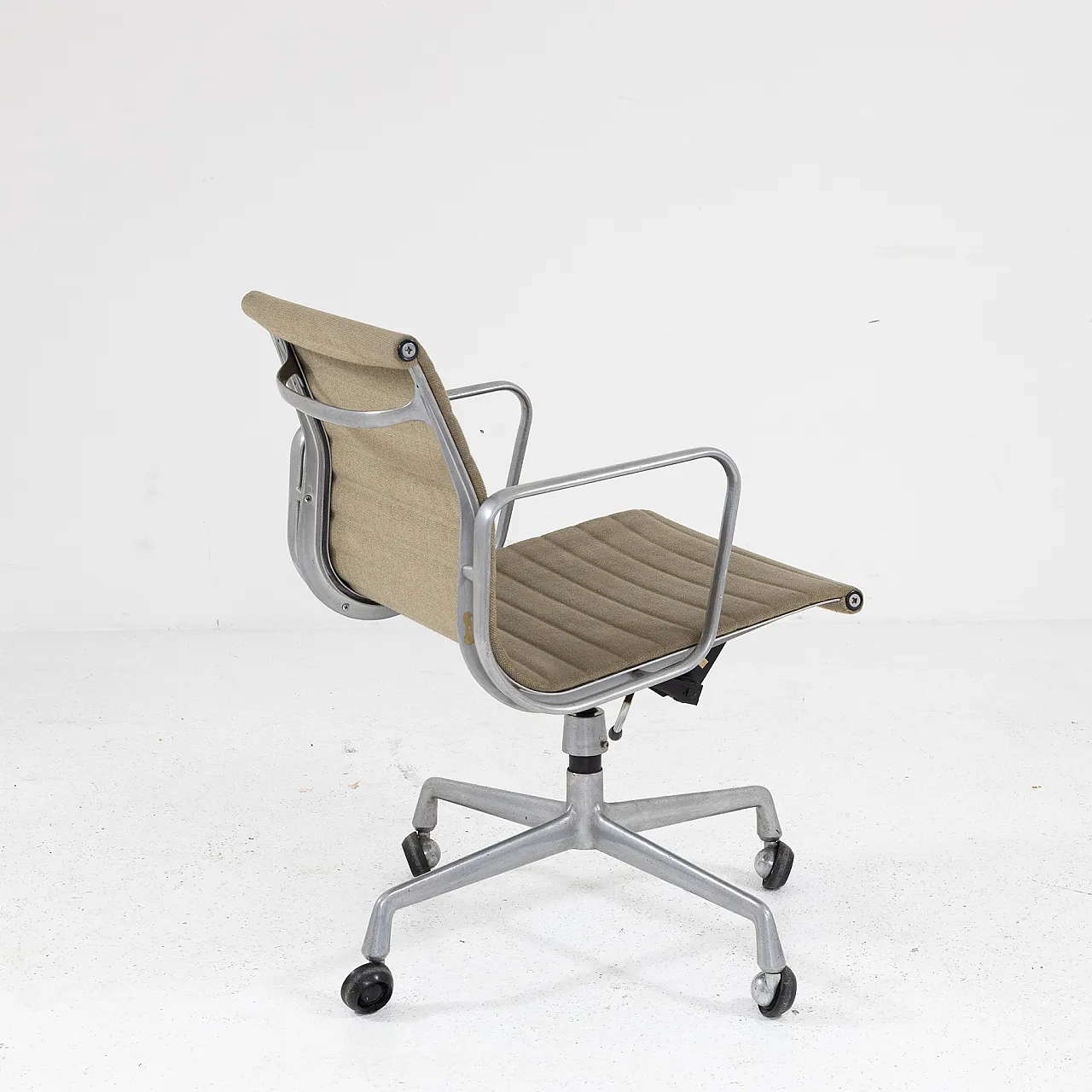 Aluminum armchair by C. & R. Eames for Ring Mobelfabrikk, 1970s 7