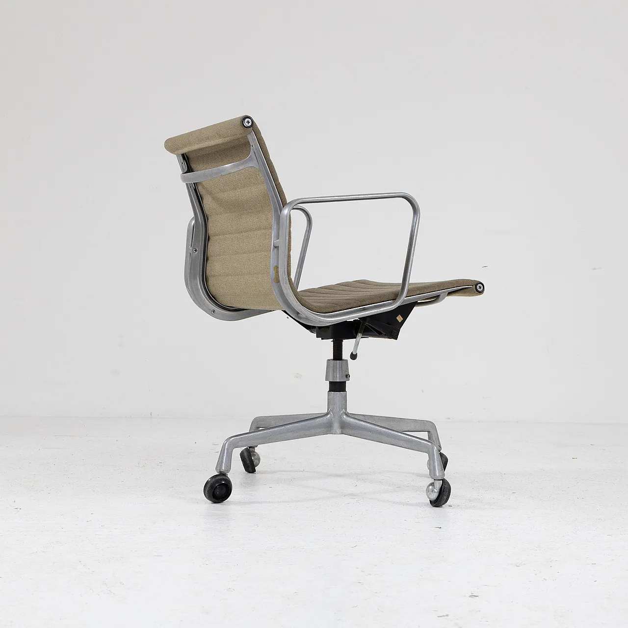 Aluminum armchair by C. & R. Eames for Ring Mobelfabrikk, 1970s 8