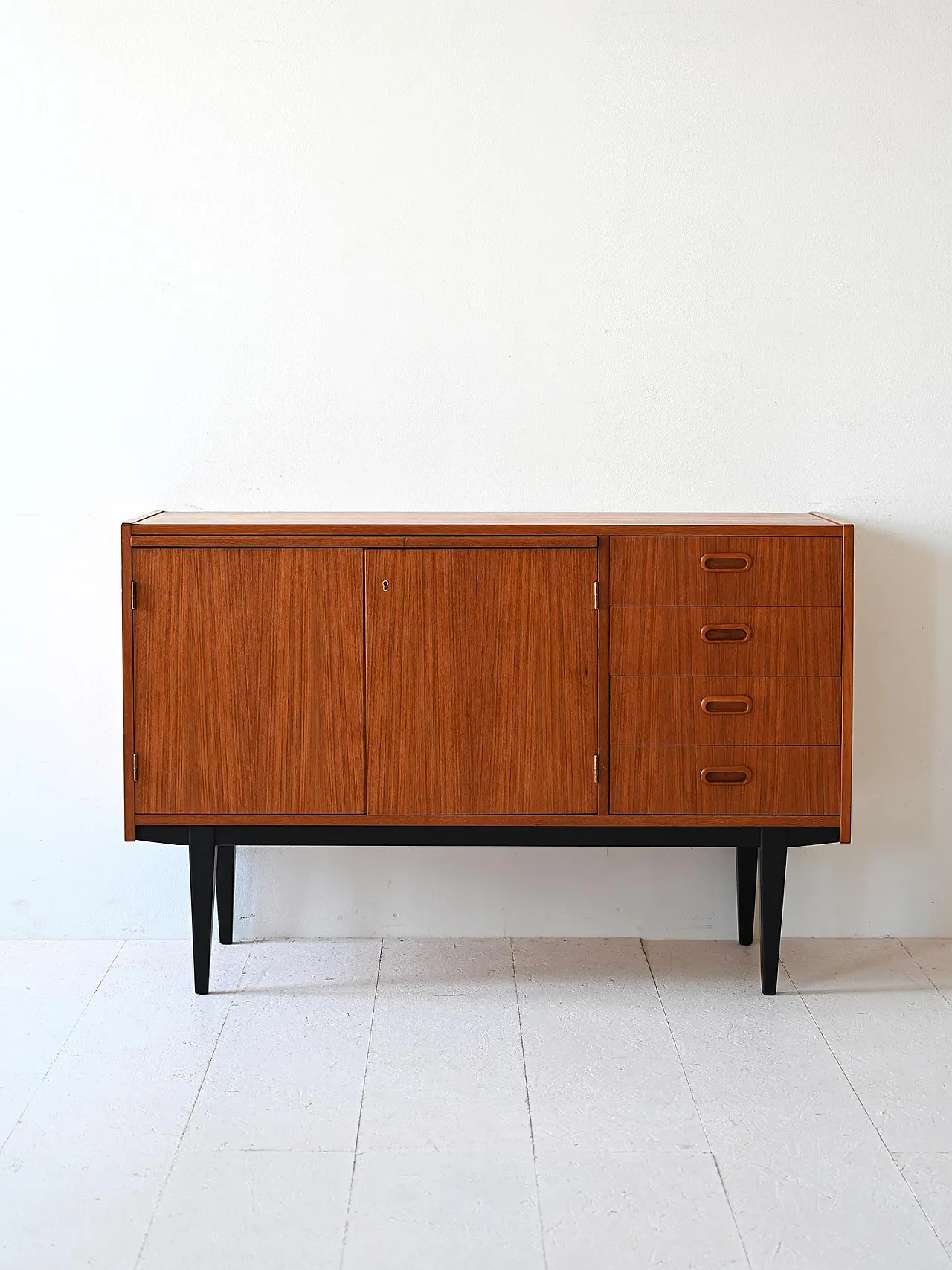 Scandinavian sideboard with extractable top 2