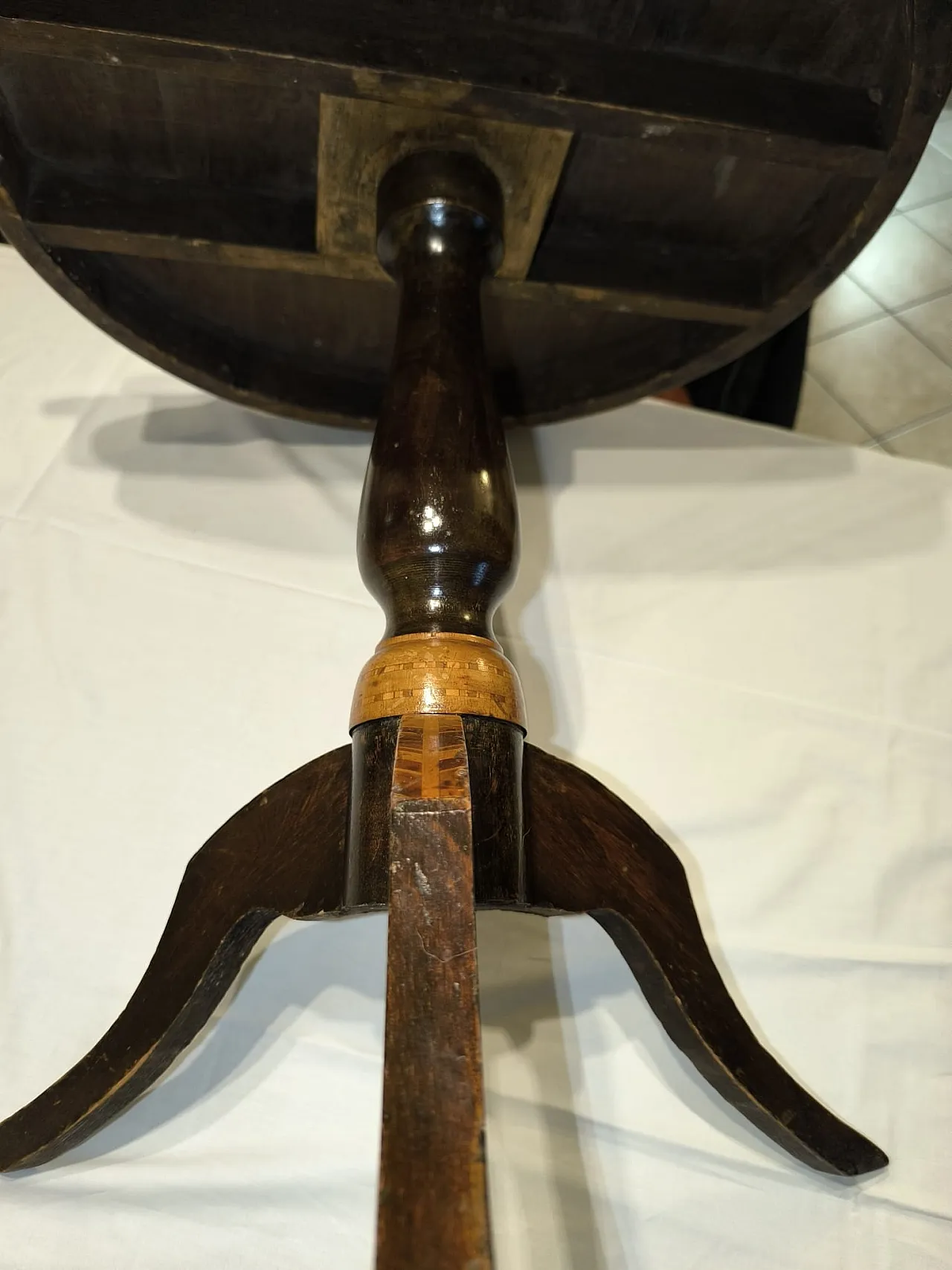 Rounding coffee table in inlaid wooden, '800 1