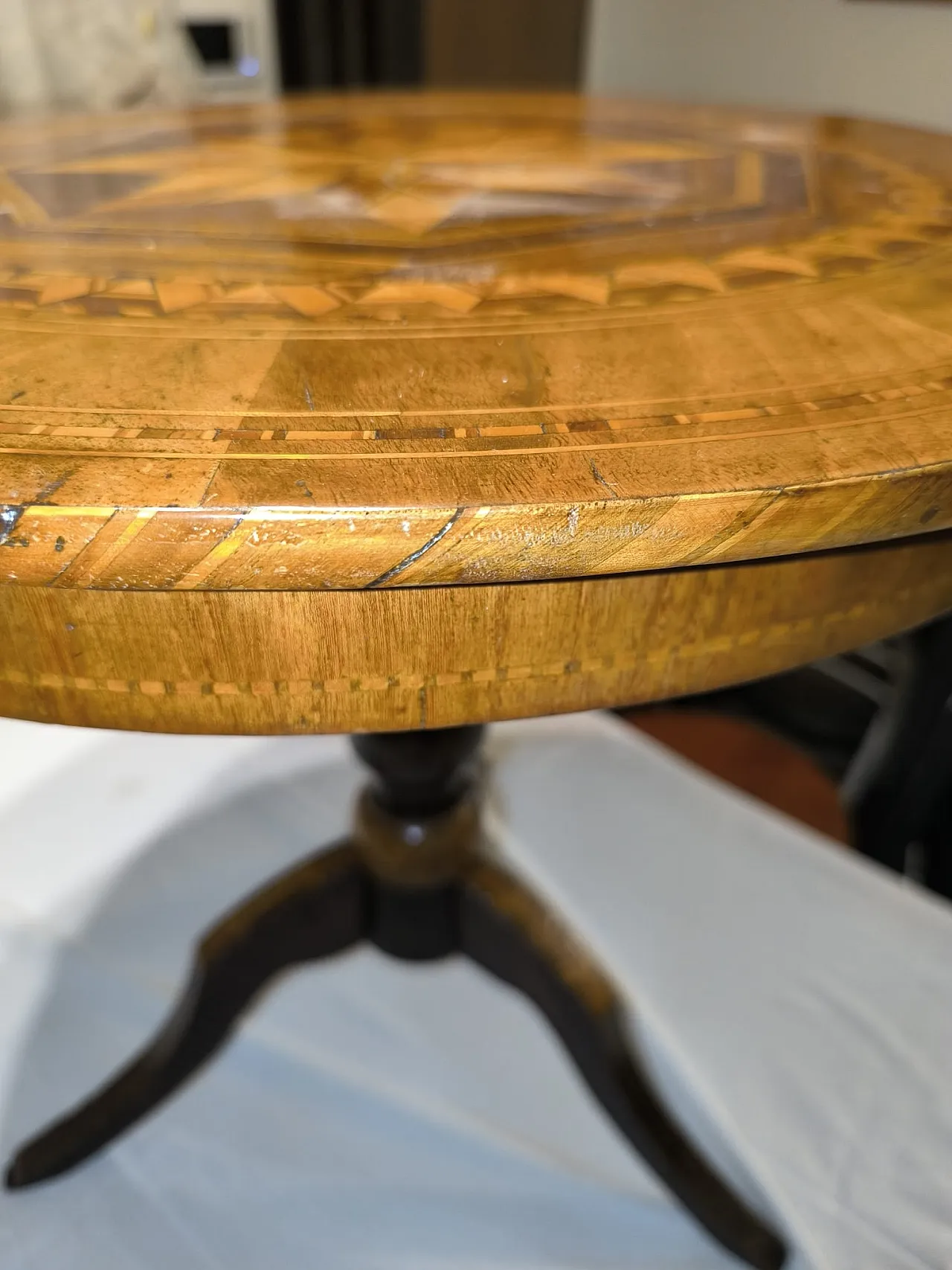 Rounding coffee table in inlaid wooden, '800 2