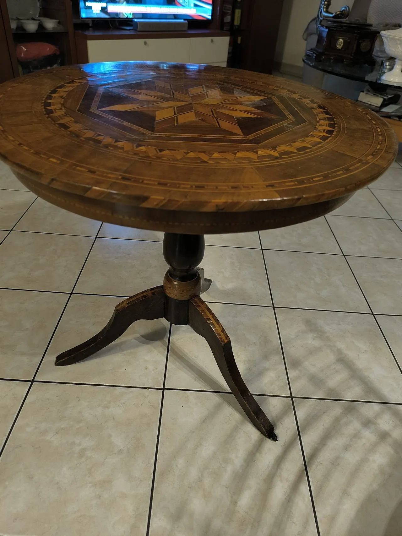 Rounding coffee table in inlaid wooden, '800 4