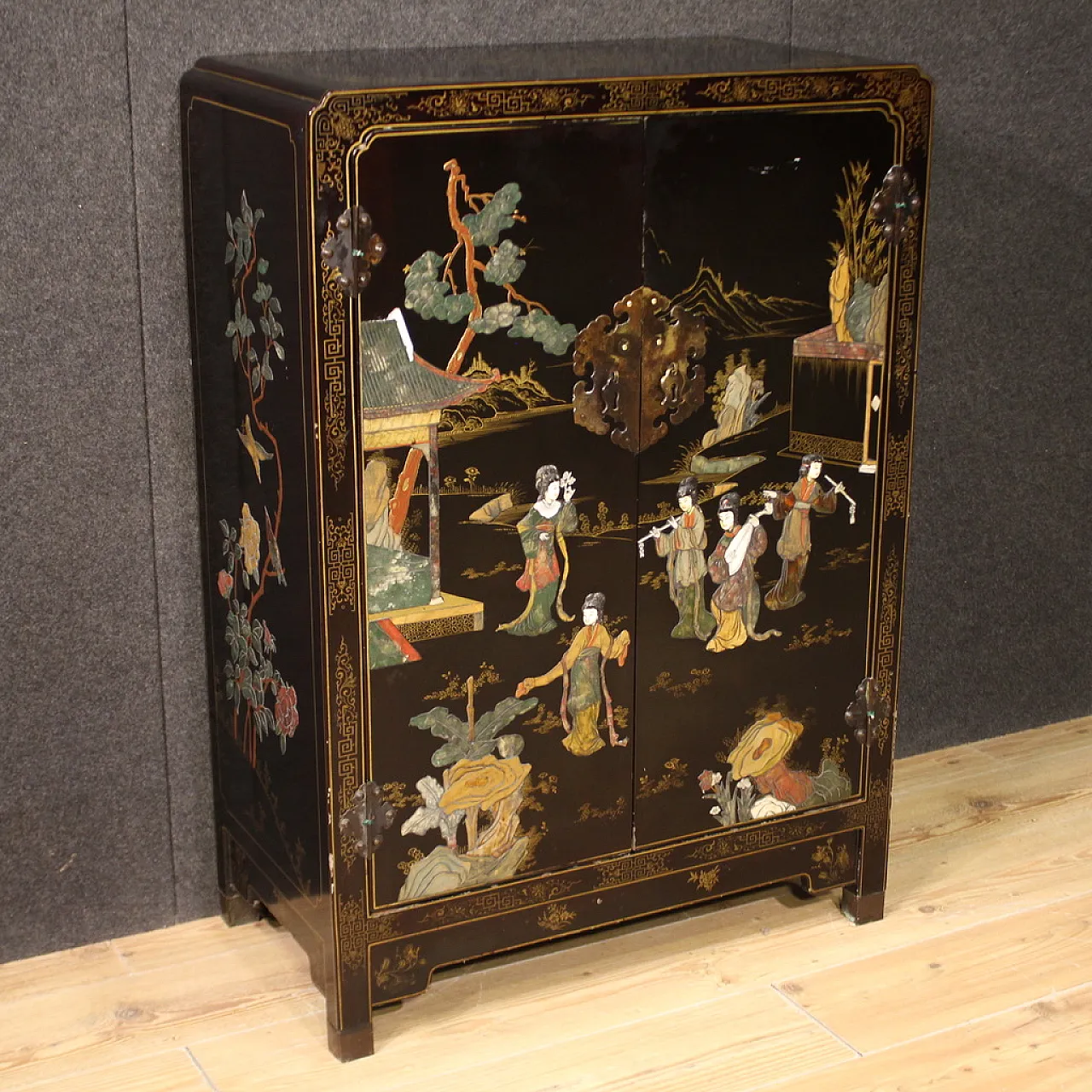 Small Oriental black lacquered painted sideboard, 20th century 1