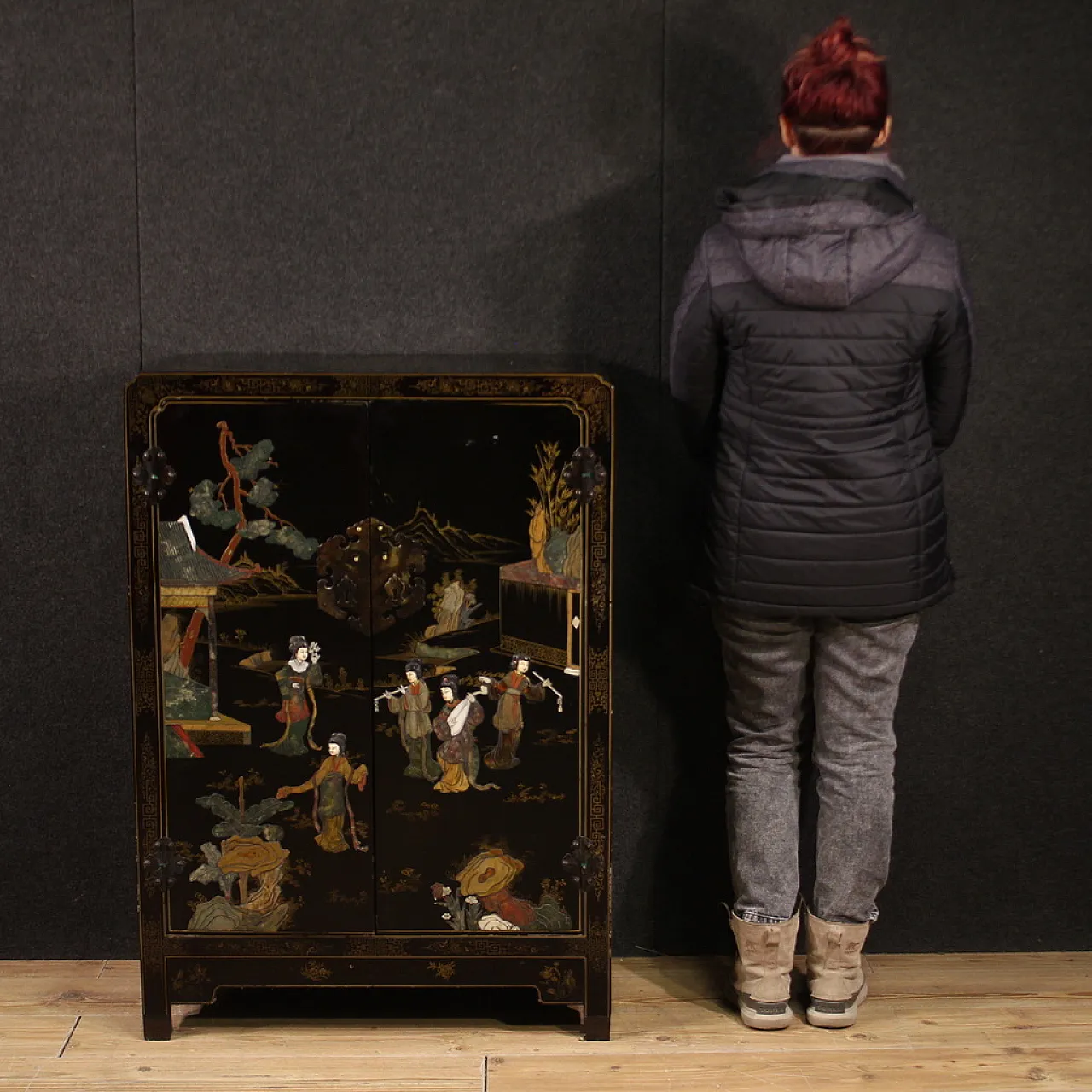 Small Oriental black lacquered painted sideboard, 20th century 2