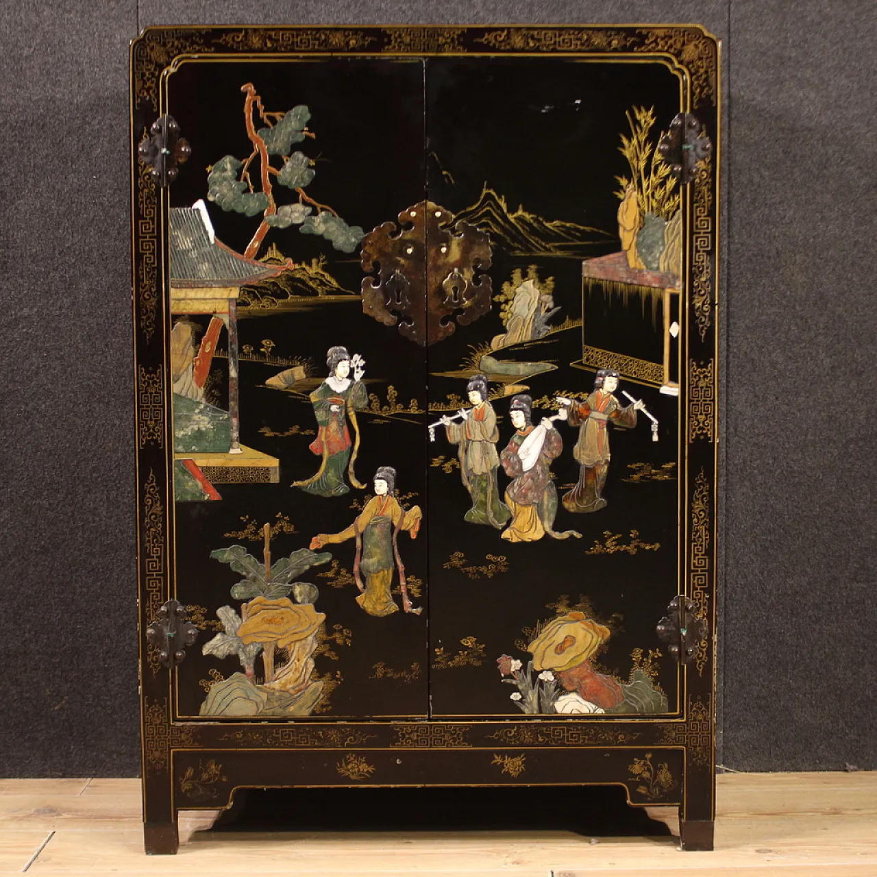 Small Oriental black lacquered painted sideboard, 20th century 3